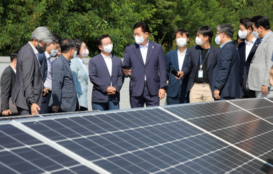 지난달 27일 송영길(앞줄 왼쪽 네번째) 더불어민주당 대표가 탄소중립 선도기업 현장방문으로 경기도 용인시 신성이엔지 용인사업장을 방문해 태양광 발전설비를 살펴보고 있다. 연합뉴스